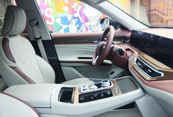 福特領裕採用三排式座椅佈局,定位在中大型領域,搭載雙聯屏 福特領裕採用三排式座椅佈局,定位在中大型領域,搭載雙聯屏