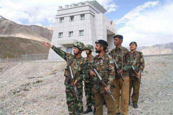 中國這道邊境線，對鄰國不設任何防線，兩國士兵沒事就串門蹭飯