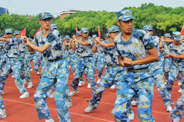大圖直擊!長江大學軍訓曝光,各個高顏值!現場花式表演驚喜不斷 大圖直擊!長江大學軍訓曝光,各個高顏值!現場花式表演驚喜不斷
