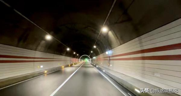 建在天上的雅康高速，一條隧道一座橋，318進藏路上一道靚麗風景