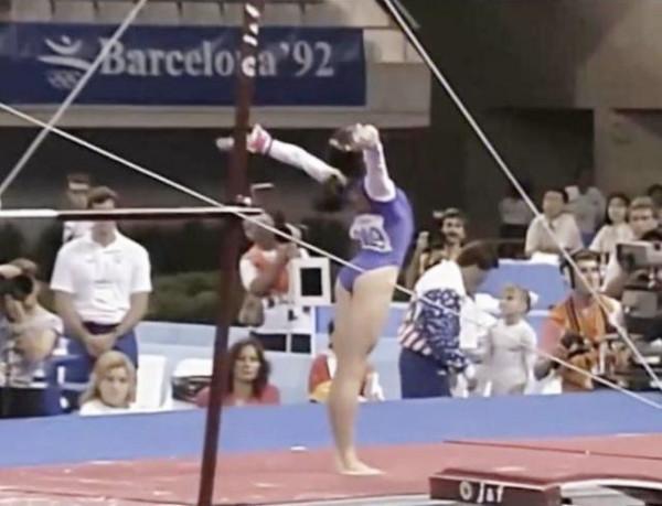92年奧運，16歲陸莉替補登場滿分奪冠，18歲因肝炎退役後遠嫁美國