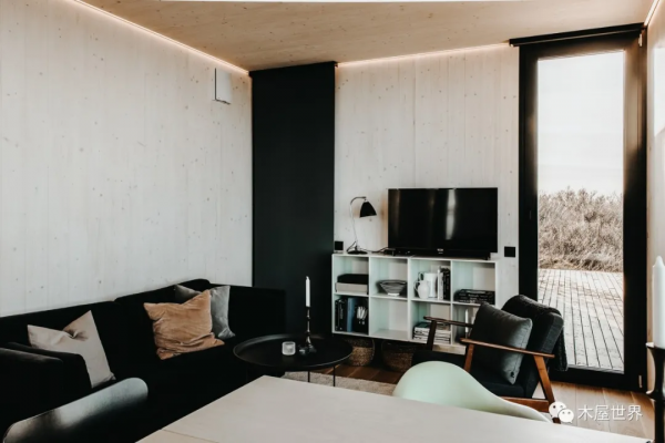 古老火山下的海邊，一夜之間建好的現代度假木屋