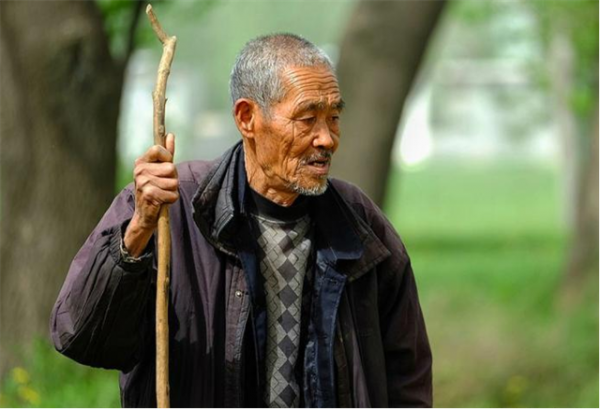 老漢撿到一堆&OpenCurlyDoubleQuote;破布&rdquo;，被兒子20元賣掉喝酒，如今才知價值4個億