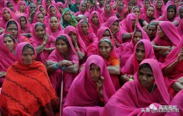 印度“粉紅幫”,一個為了反抗家暴而成立的女性團體 印度“粉紅幫”,一個為了反抗家暴而成立的女性團體