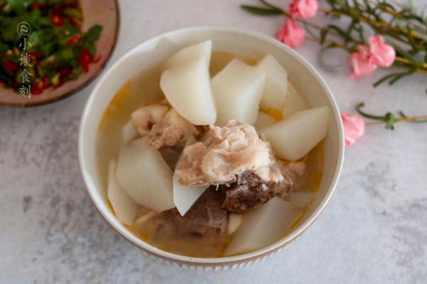 飯館裡的骨頭湯，湯汁鮮美不油膩，肉質還軟爛，有什麼訣竅嗎？