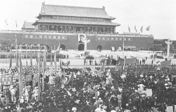 美國派王牌女特務,計劃暗殺毛主席,佈局三年卻被我軍美男計攻破 美國派王牌女特務,計劃暗殺毛主席,佈局三年卻被我軍美男計攻破