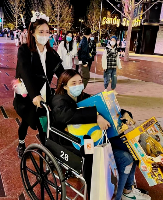 周捷挺孕肚慶生,腳踩細高跟打扮精緻,老公鄒凱送一車鮮花好浪漫 周捷挺孕肚慶生,腳踩細高跟打扮精緻,老公鄒凱送一車鮮花好浪漫