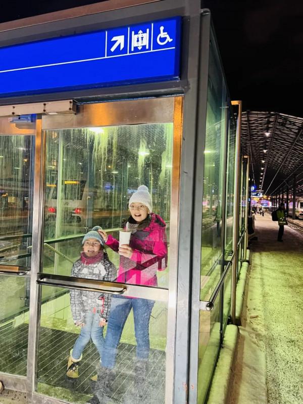 去芬蘭看極光，見聖誕老人，路上卻丟失行李，差點被鎖地牢