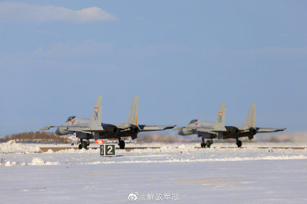 殲-15艦載戰鬥機,雪後出擊 殲-15艦載戰鬥機,雪後出擊