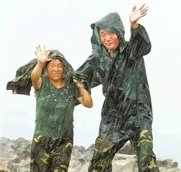 堅守孤島32年，妻子臨盆無法下島，他拿起剪刀接生，事後蹲地大哭