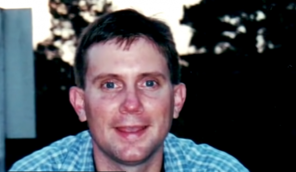 2000年,美國男子掉入湖中判定為鱷魚吞食,18年後妻子與好友被捕 2000年,美國男子掉入湖中判定為鱷魚吞食,18年後妻子與好友被捕