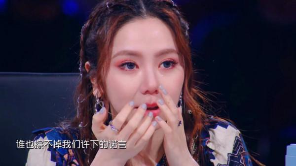 農村大叔用“破爛”表演,評委驚豔:鄧紫棋落淚,謝霆鋒登臺點贊 農村大叔用“破爛”表演,評委驚豔:鄧紫棋落淚,謝霆鋒登臺點贊