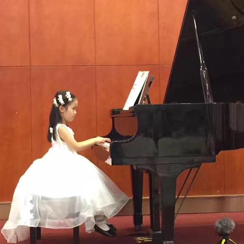 請教：孩子彈鋼琴是唱譜再彈還是照著五線譜直接彈？