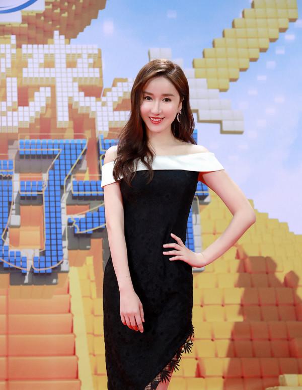 婁藝瀟真拼，走紅毯穿12釐米“筷子鞋”，配露肩禮服優雅迷人