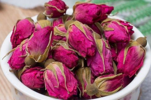 經常喝玫瑰花茶的女人，會收穫哪些好處？醫生：這3類人建議忌口