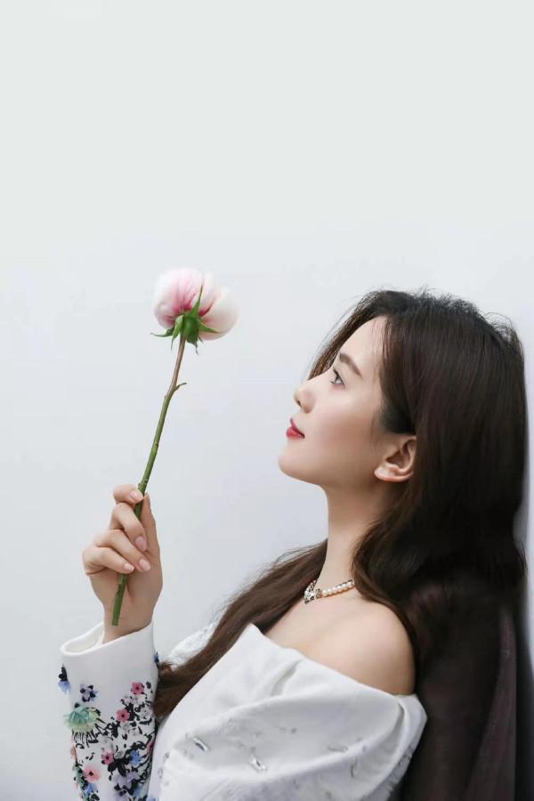 劉詩詩元宵營業照造型封神！穿露肩白裙秀天鵝頸，吳奇隆娶到寶了