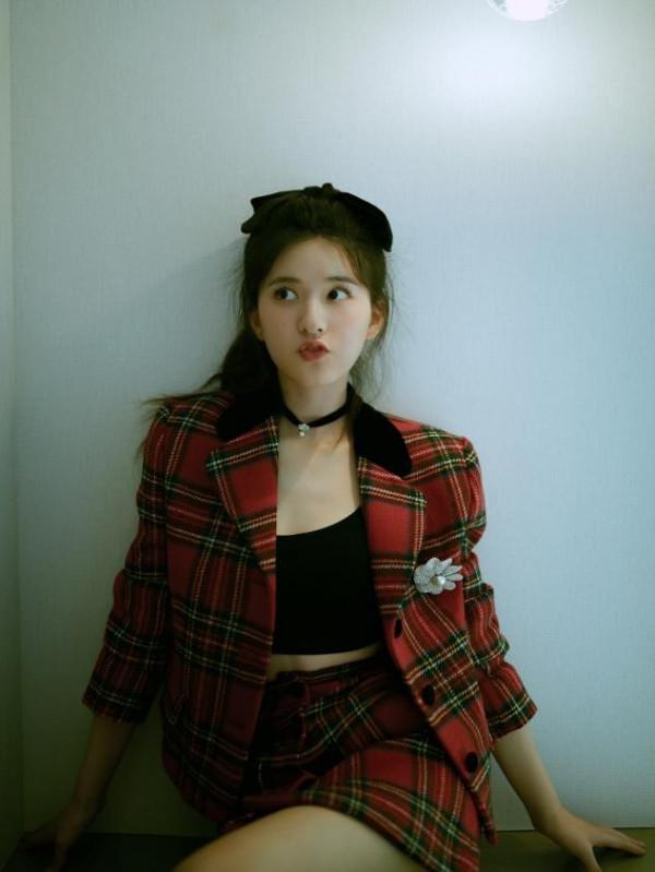 趙露思的“肉肉臉”挺吃香的，穿學院風套裝清純動人，越看越好看