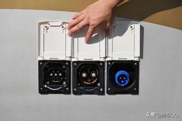 這臺房車有5種充電方式，車內電器語音控制，衛生間也是乾溼分離