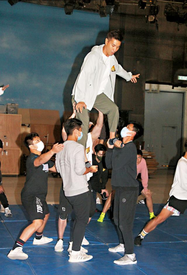 TVB臺慶:草蜢李克勤爺青回,曾志偉髮型是亮點,現場吃瓜樂趣多 TVB臺慶:草蜢李克勤爺青回,曾志偉髮型是亮點,現場吃瓜樂趣多