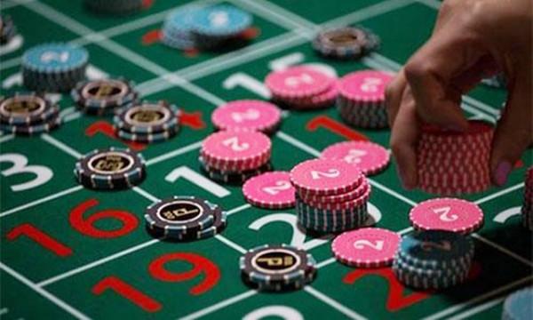 &OpenCurlyDoubleQuote;國門鉅貪&rdquo;受賄超1億，深陷賭博20年，乘專機至香港一夜輸400萬