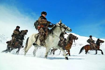 2019年，狼群陪戰士巡邏日久生情，退伍時，狼群舉動讓人淚目