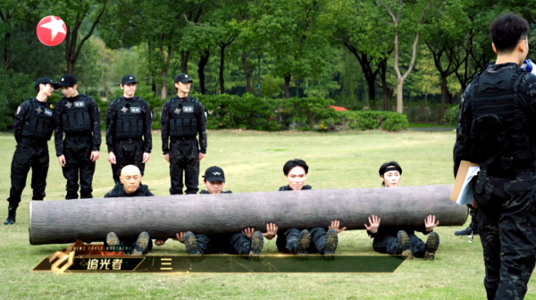 眾多男明星圍觀秦奮打架,假髮片脫落後吳鎮宇在一旁目瞪口呆 眾多男明星圍觀秦奮打架,假髮片脫落後吳鎮宇在一旁目瞪口呆