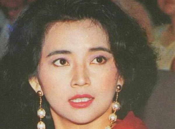 “霸王花”胡慧中的人生堪比電視劇,大紅時被火燒傷,情路坎坷 “霸王花”胡慧中的人生堪比電視劇,大紅時被火燒傷,情路坎坷