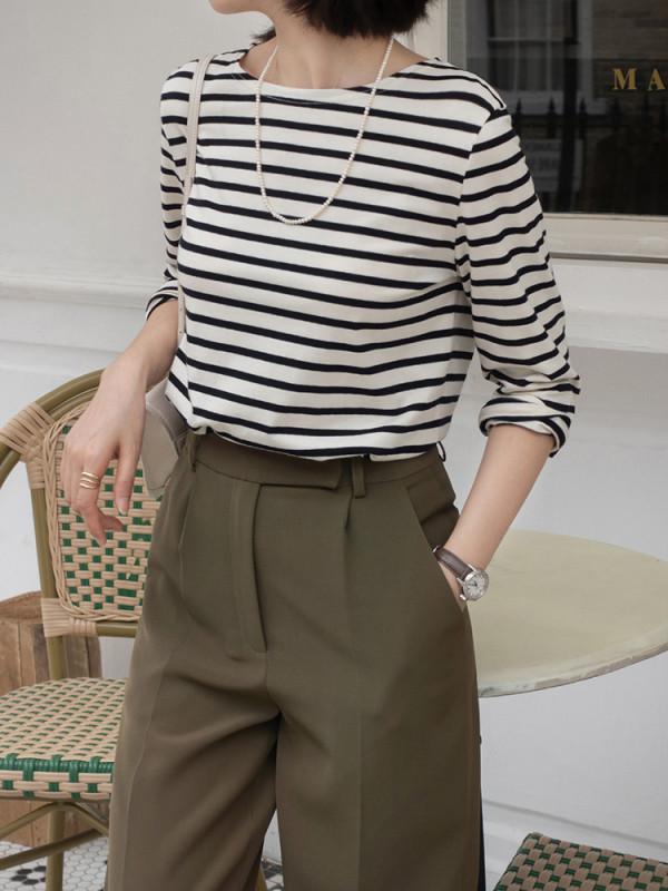 女人過了40歲，衣服建議穿簡約款，條紋衫搭牛仔褲，今年很流行