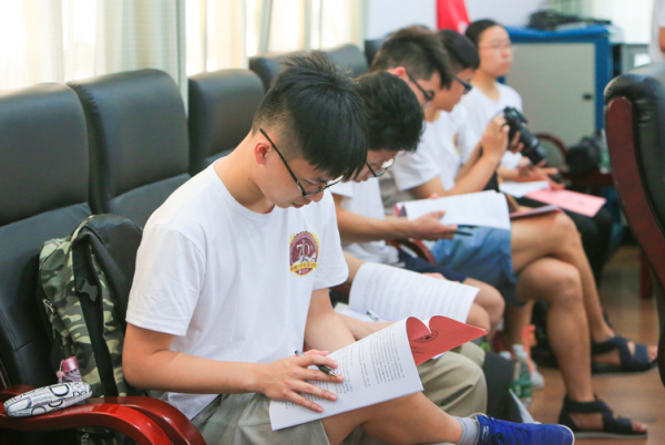 大學生畢業需謹慎,“三方協議”別隨便籤署,容易丟了應屆生身份 大學生畢業需謹慎,“三方協議”別隨便籤署,容易丟了應屆生身份