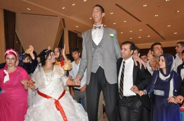 身高2.47米高的“第一高人”，渴望結婚生子，有一輛適合自己的車