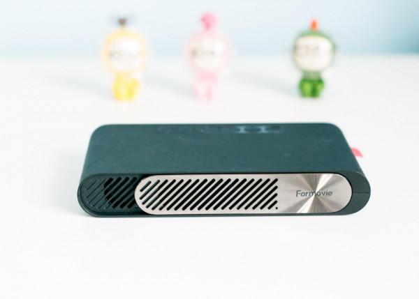 戶外看大片，辦公投文件，口袋鐳射投影機峰米P1效果實測