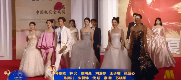 金雞獎晚會眾星雲集，紅毯邊上圍滿了攝影師，臺下觀眾卻依稀可數