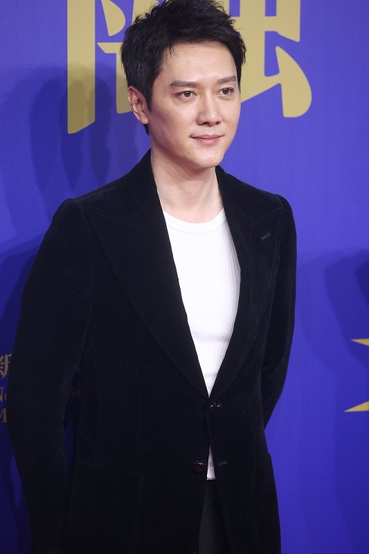 馮紹峰變化挺大，眼神好疲憊，看著有點蒼老，穿西裝都提不起氣質