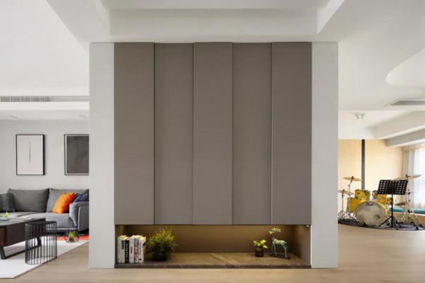 110平現代簡約風三居室,黑色衛生間洗手盆後的牆面太實用了 110平現代簡約風三居室,黑色衛生間洗手盆後的牆面太實用了