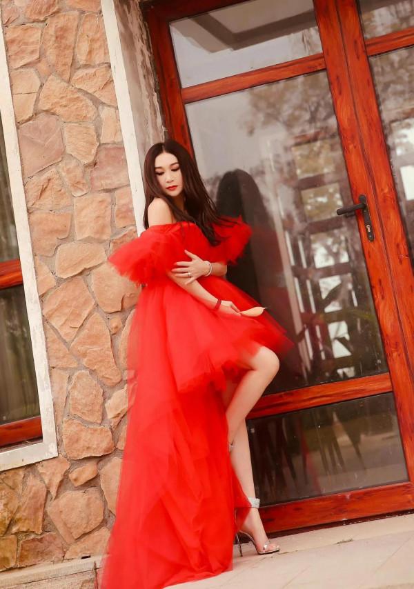 溫碧霞高畫質圖片,紅裙鮮豔,輕盈飄逸,保養得真好 溫碧霞高畫質圖片,紅裙鮮豔,輕盈飄逸,保養得真好