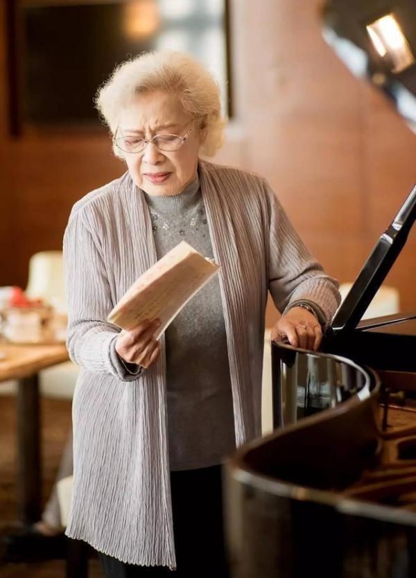 美人從未遲暮！99歲中國奶奶，愛化妝會打扮，比同齡人顯年輕10歲