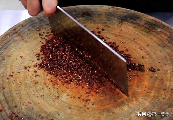 水煮肉片原來這麼簡單，學會這幾個技巧，肉片鮮嫩入味，香辣過癮