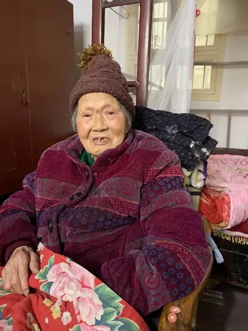 分別73年後，女兵終於見到丈夫照片，一眼認出哭得像個小孩