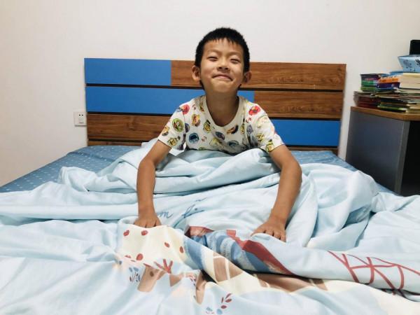 夜晚擁抱著繪睡牧場小夜曲入眠,舒服地在夢中甜笑 夜晚擁抱著繪睡牧場小夜曲入眠,舒服地在夢中甜笑