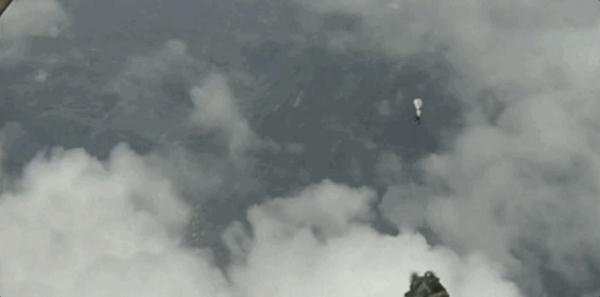 13年前汶川地震時的驚天一跳，今天再看依然淚崩！空降兵生日快樂