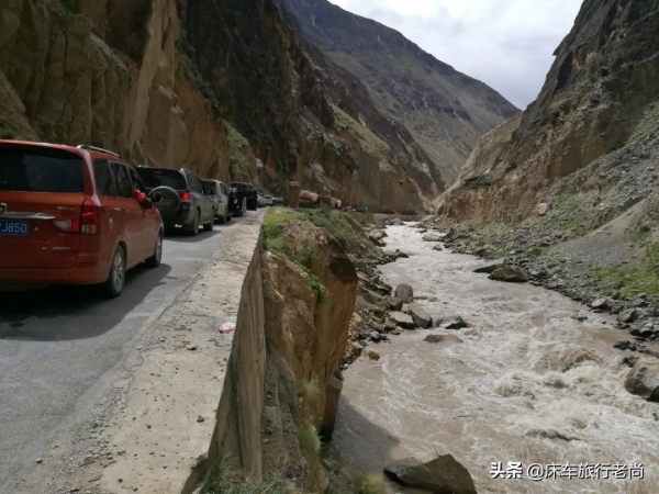 西藏新疆環遊第六站-雲霧中天路72拐好美，怒江大峽谷堵車真危險