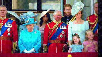 威廉王子小時候也好可愛，在陽臺上一點也閒不住，比喬治還會玩