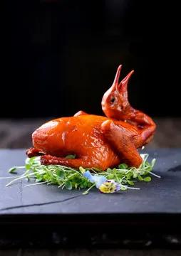 紅燒乳鴿：色香味俱全