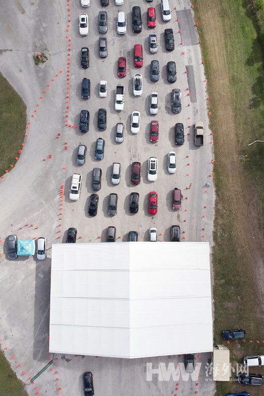 美國疫情嚴峻 民眾駕車排長隊檢測新冠病毒