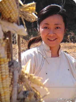 《闖關東》薩日娜：38歲演“文他娘”，結婚30年丈夫甘當“煮夫”