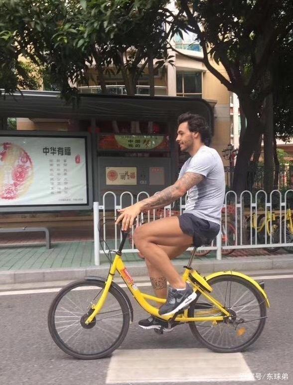 看看國足的座駕,偏愛保時捷,比賽可以輸,座駕一定要豪 看看國足的座駕,偏愛保時捷,比賽可以輸,座駕一定要豪