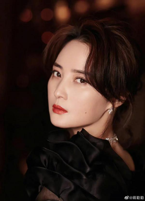 鳳凰網時尚之選：陳數、許佳琪、李若彤、尼坤、袁冰妍、INTO1