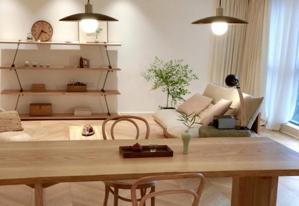 她的家一切從簡，客廳不放電視，不做任何修飾，卻處處充滿高階感