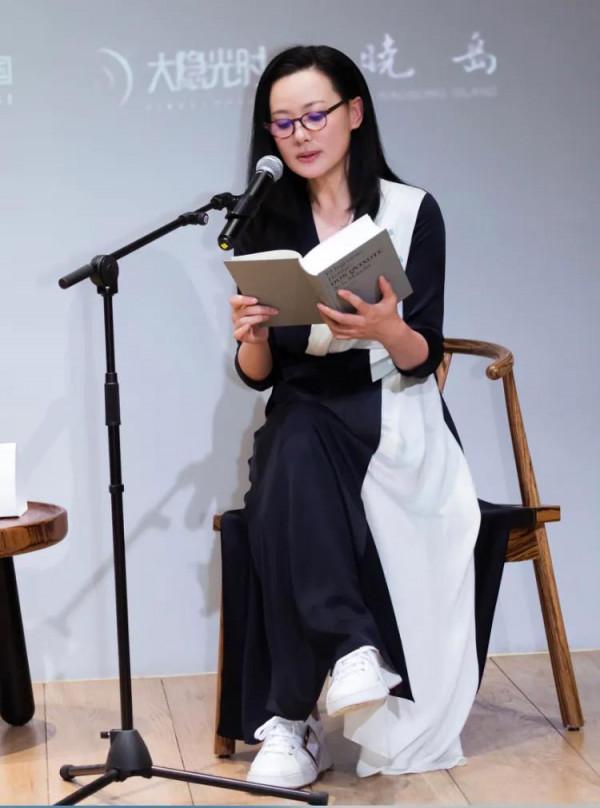 董卿、陳數、詠梅，三位手捧書卷的女人真美