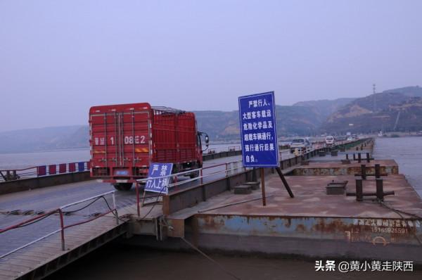 陝西342國道上的奇觀，一條浮橋跨越黃河連通秦晉，過一次收10元